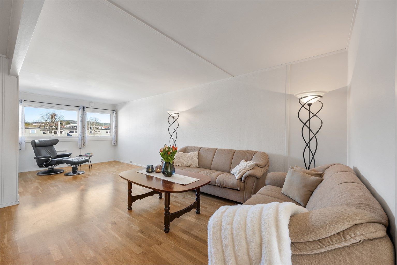 Den åpne planløsningen gir en god flyt mellom de ulike sonene i stuen.