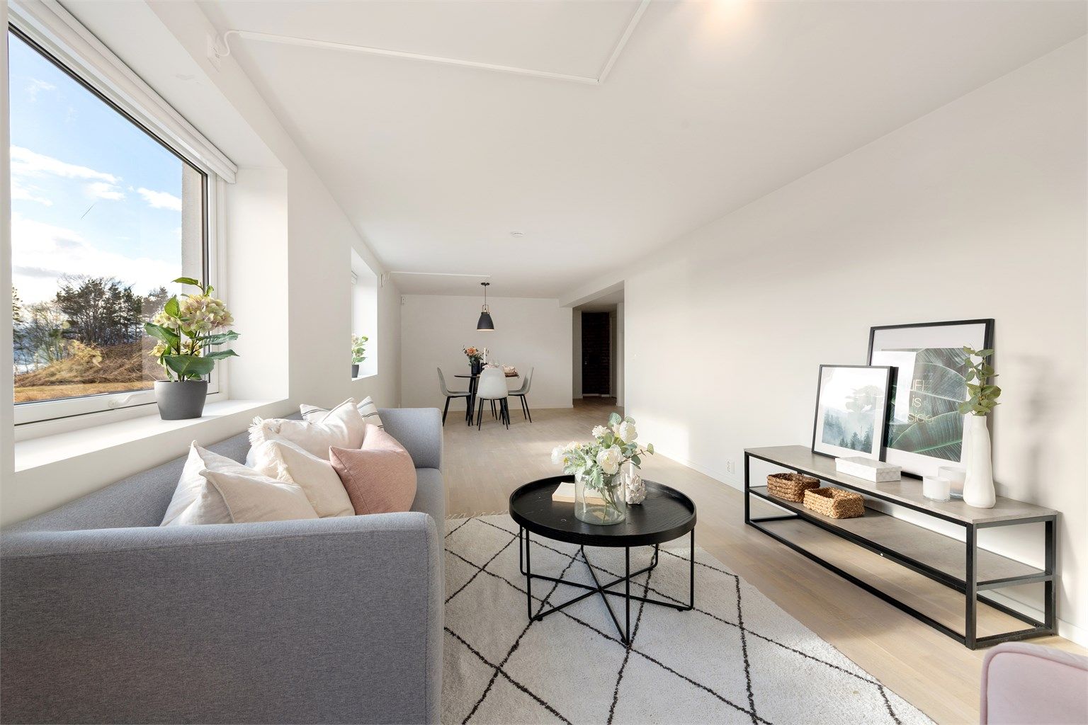 Den åpne løsningen gir god plass til både sofagruppe og spisebord