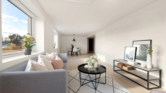 Den åpne løsningen gir god plass til både sofagruppe og spisebord