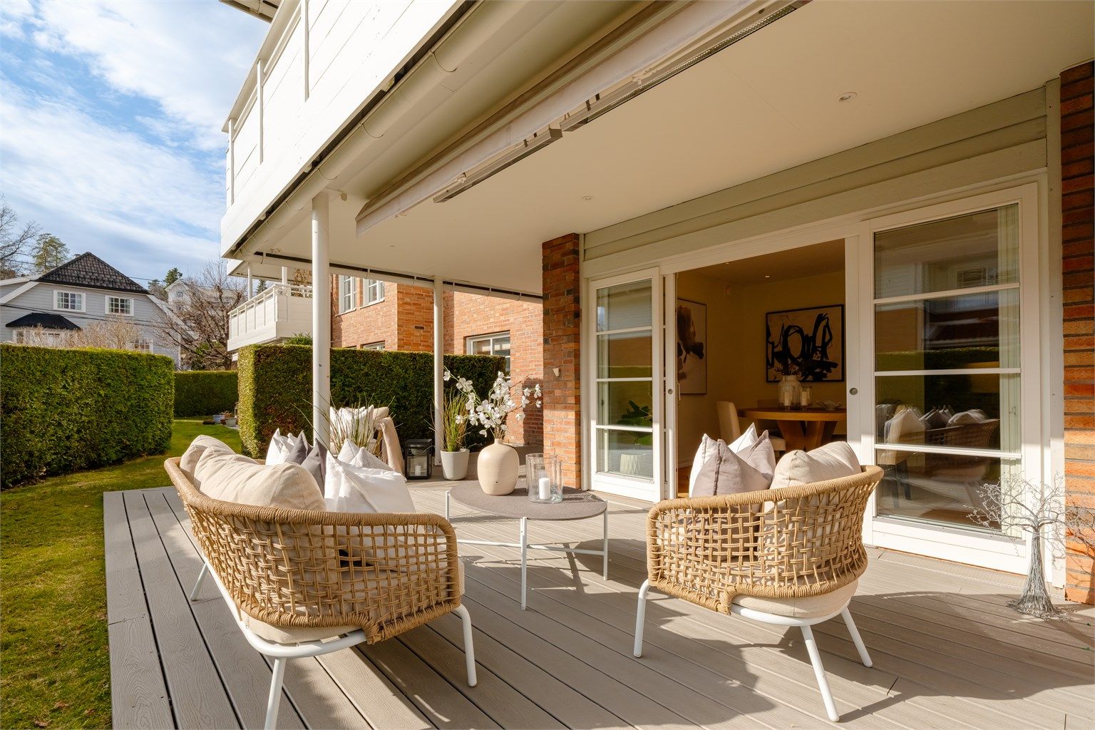 Her er det rikelig med plass til å innrede med ønsket utemøblement og nyte årets varmere dager.