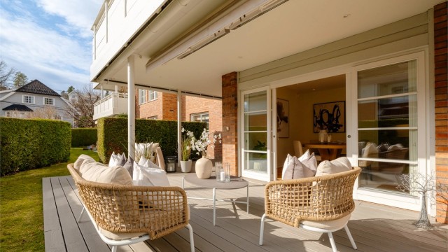 Her er det rikelig med plass til å innrede med ønsket utemøblement og nyte årets varmere dager.