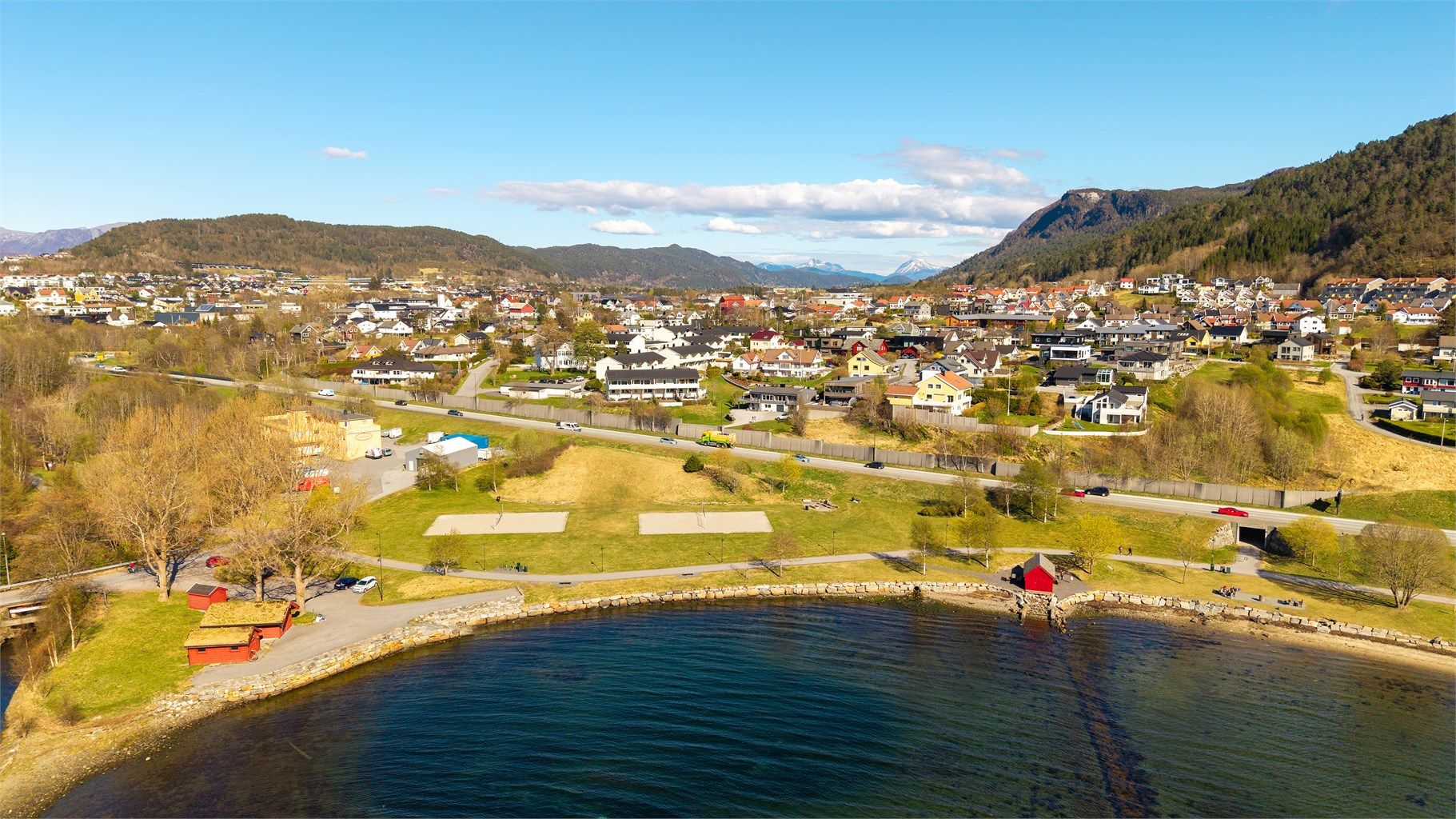 Sandingane med sandvolleyballbane og bademuligheter ligger i umiddelbar nærhet