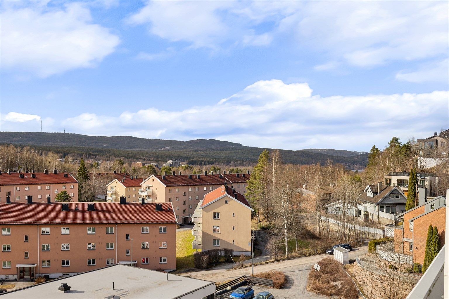 Maridalsvannet skimtes så vidt til høyre i bildet – før løvet kommer på trærne. Marka er bare en kort tur unna