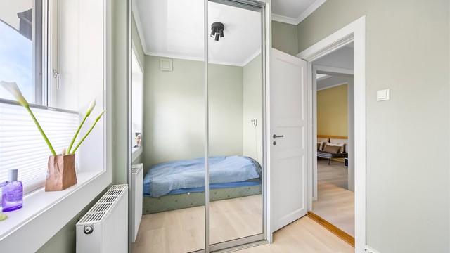 Soverommet er av god størrelse med plass til foretrukket seng og det er et praktisk innebygd garderobeskap til oppbevaring av klær.