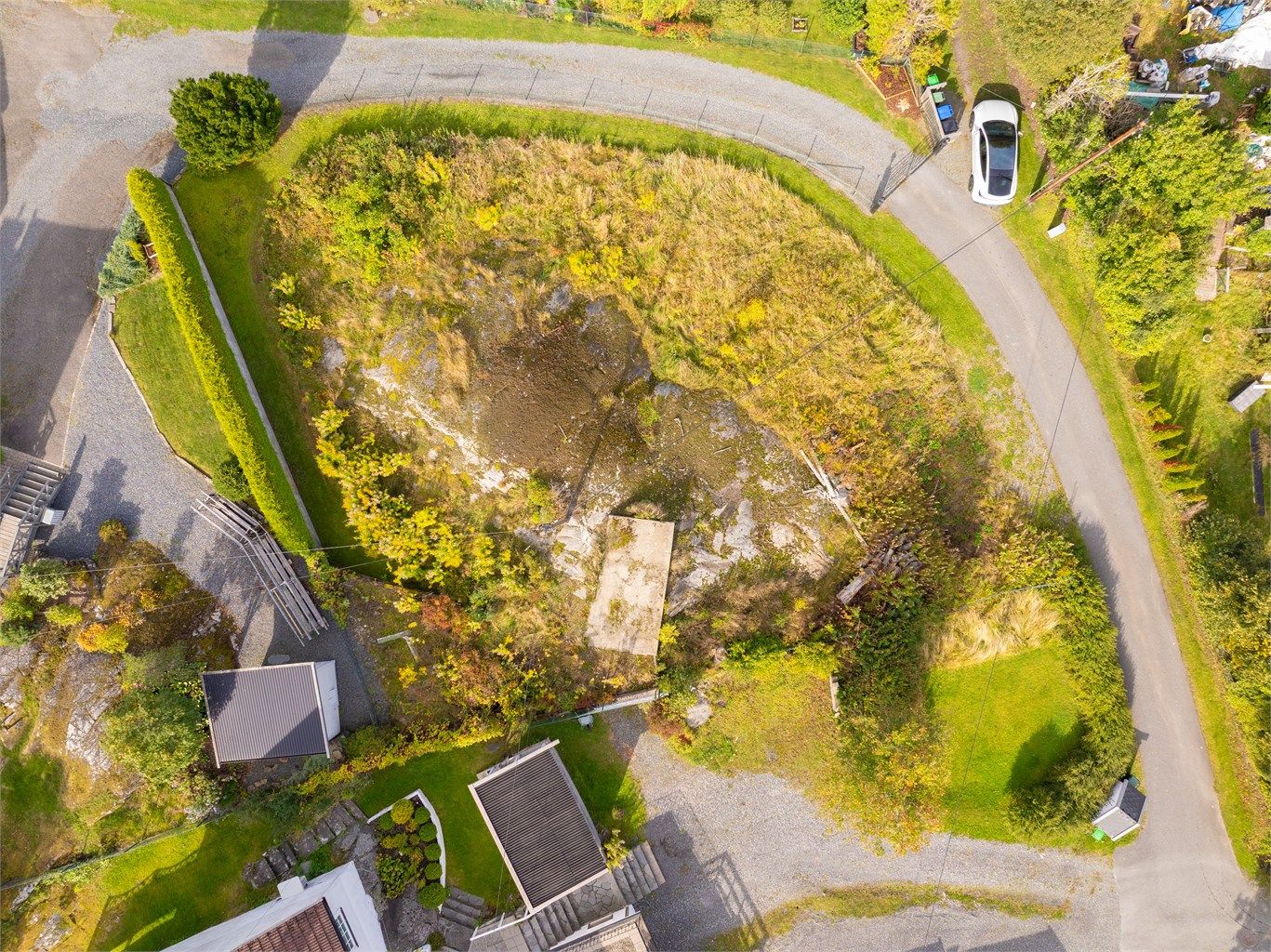 Det har tidligere blitt gitt tillatelse til tiltak/dispensasjon fra reguleringsbestemmelser for oppføring av tomannsbolig med carport og støttemurer, men tillatelsen er falt bort da tillatelsen gjaldt i 3 år.