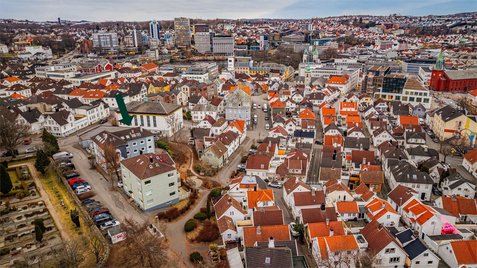 Leiligheten er beliggende meget sentralt på Storhaug, med umiddelbar nærhet til Stavanger sentrum og Pedersgata.