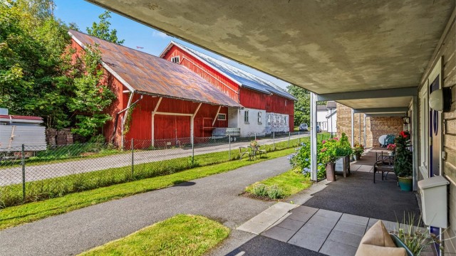 Rolig og etablert bomiljø. Hyggelige naboer.