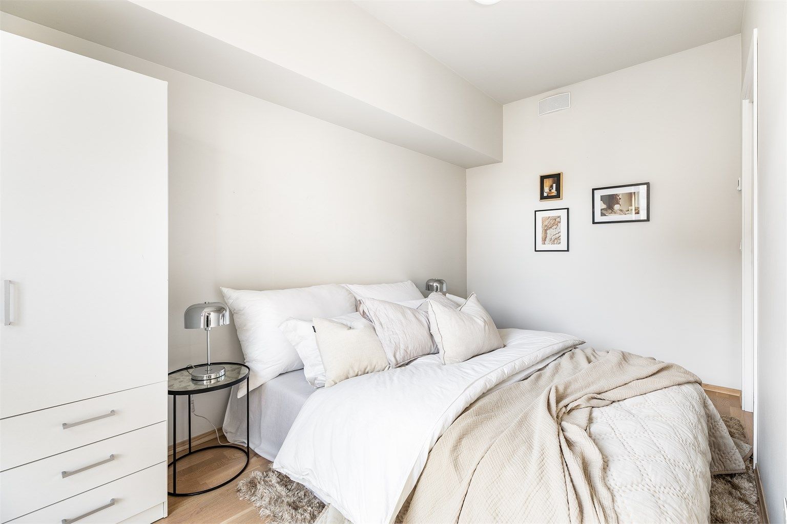 Soverommet har egen termostat som muliggjør separat temperaturinnstilling av den vannbårne gulvvarmen.