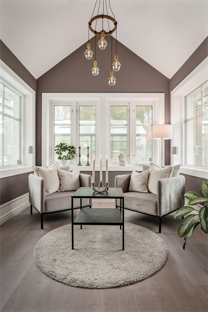 En hyggelig karnappkrok med ekstra takhøyde gir en luftig følelse.