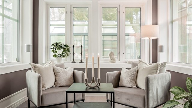 En hyggelig karnappkrok med ekstra takhøyde gir en luftig følelse.