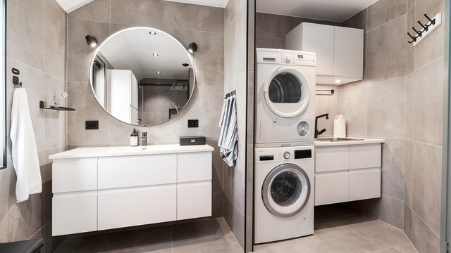 Badet ble og renovert i 2023. Vegg- og gulvflater er flislagt og det er lagt gulvvarme. Vaskeromsdelen er praktisk med oppbevaringsplass og egen vask, samt opplegg for både vaskemaskin og tørketrommel. Innredning er fra HTH