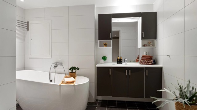 Bad 1: Flislagt bad med gulvvarme. Downlights i himlingen. Innredet med vegghengt servantinnredning, vegghengt toalett, speil med overlys og badekar.