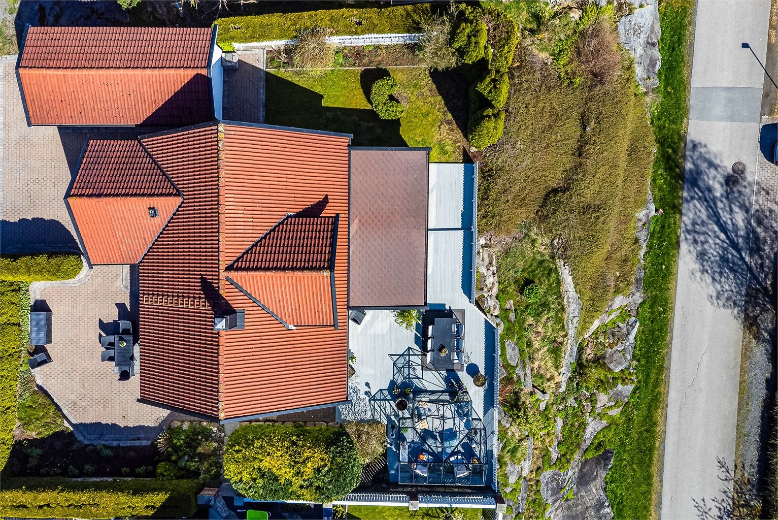 Stor innsats er nedlagt i opparbeidelse av inviterende arealer utomhus.