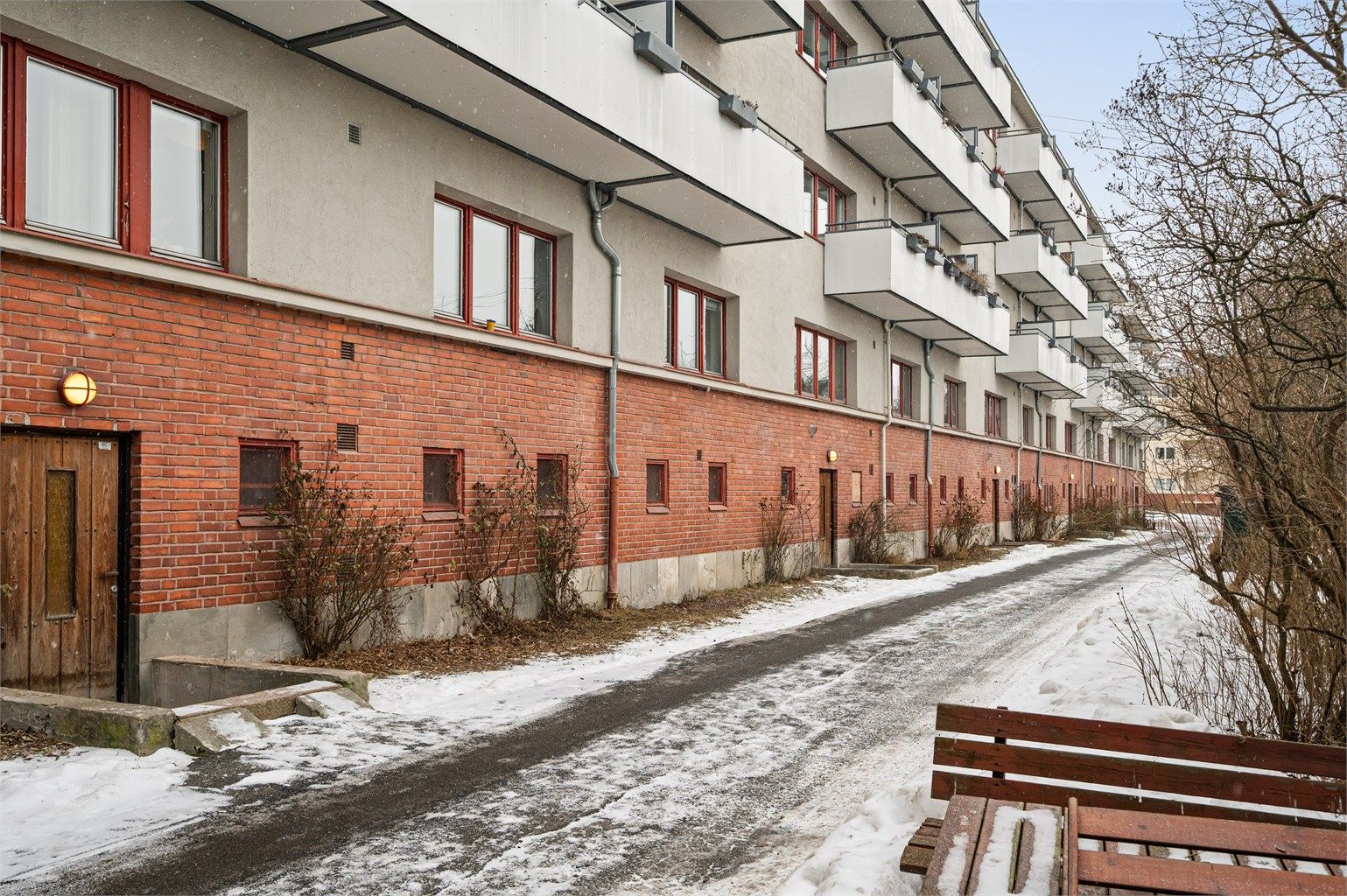 Stuen vender mot rolige fellesområder uten trafikk, og er høyt opp fra bakken. 