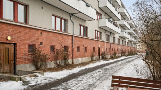 Stuen vender mot rolige fellesområder uten trafikk, og er høyt opp fra bakken.