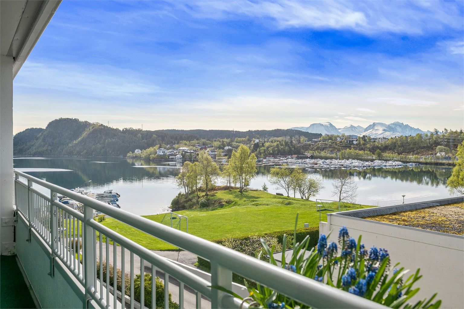Fra den store, sydvendte balkongen på 15 kvm er det flott utsikt over borettslagets fellesarealer, fjorden og fjellene.
