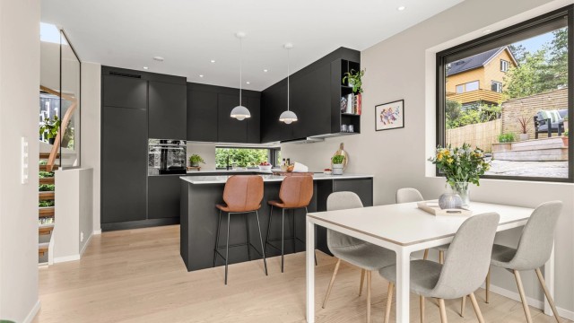 Nyere (2021) enebolig med fem soverom og hybel. Tilbaketrukket med flotte uteområder. Utsikt og meget barnevennlig.