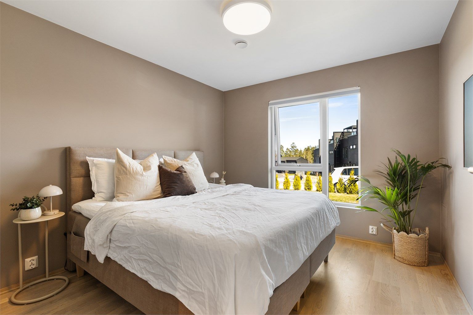 Hovedsoverommet i første etasjen med god plass til dobbeltseng.