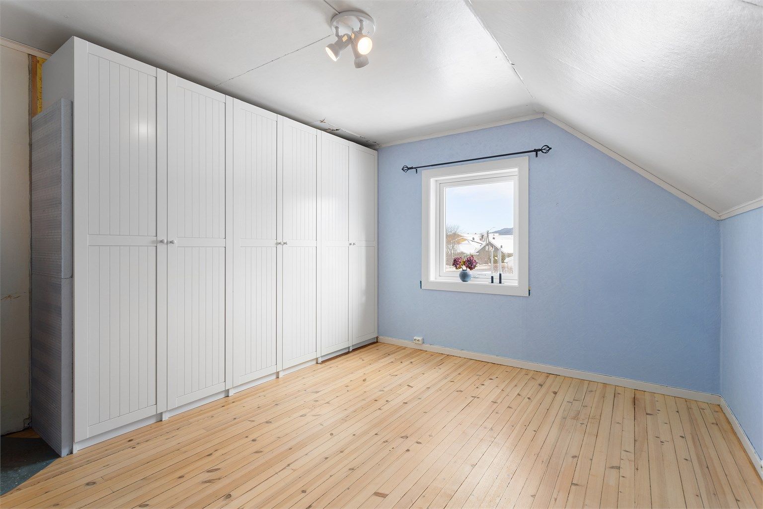 Soverom i hybelen i 2. etasje med garderobeskap