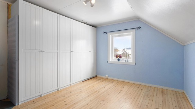 Soverom i hybelen i 2. etasje med garderobeskap
