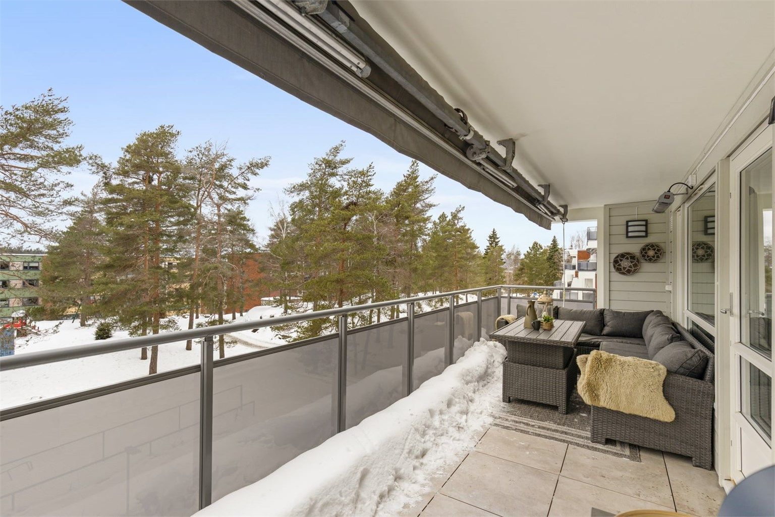 Fra balkongen er det en åpen utsikt over nærområdets grønne og rolige omgivelser.