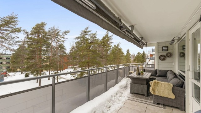 Fra balkongen er det en åpen utsikt over nærområdets grønne og rolige omgivelser.