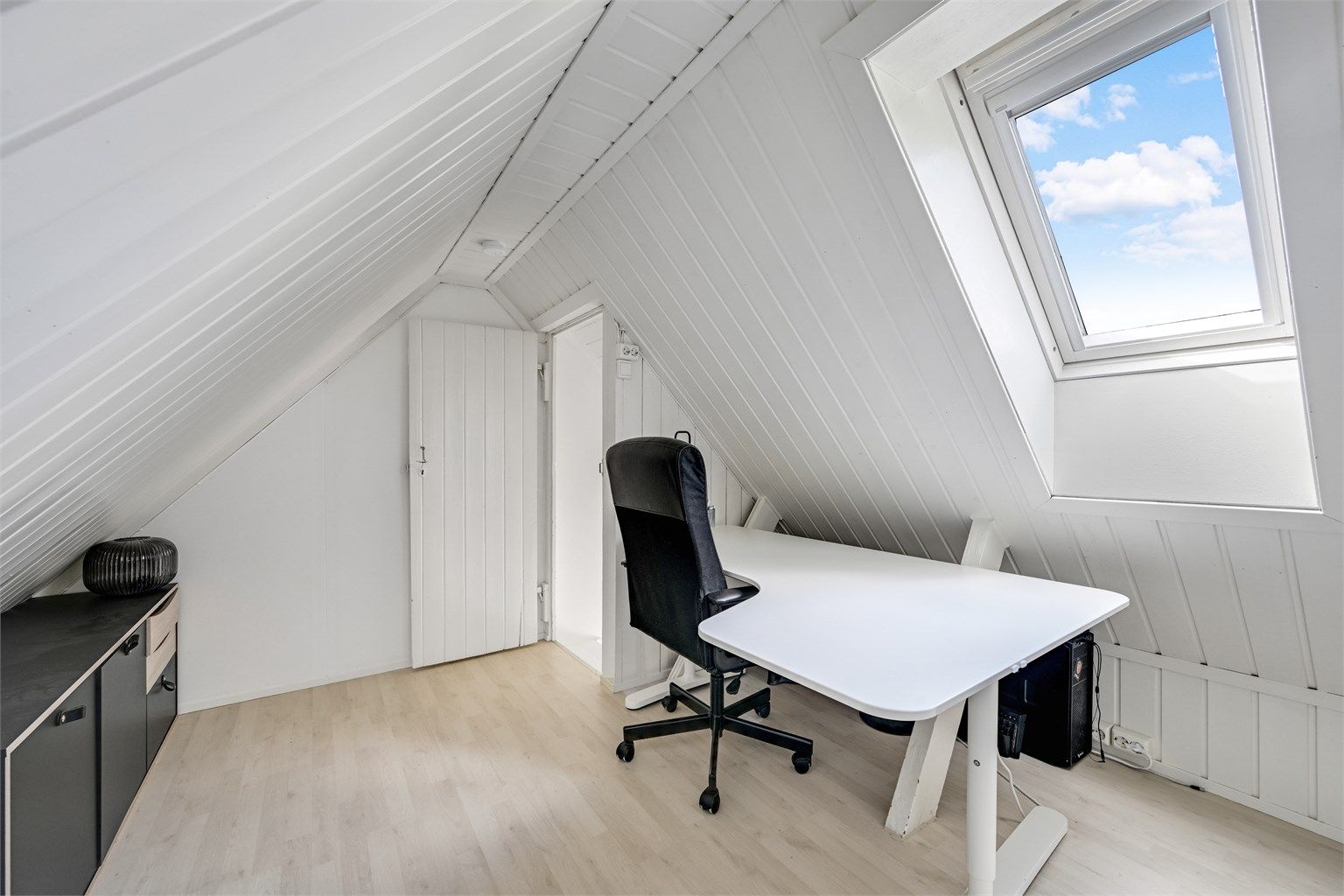 Loftet har 25 kvm gulvareal som er klassifisert som ikke måleverdig areal (ALH) grunnet lav takhøyde og skråtak (Ikke godkjent til varig opphold).