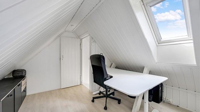 Loftet har 25 kvm gulvareal som er klassifisert som ikke måleverdig areal (ALH) grunnet lav takhøyde og skråtak (Ikke godkjent til varig opphold).