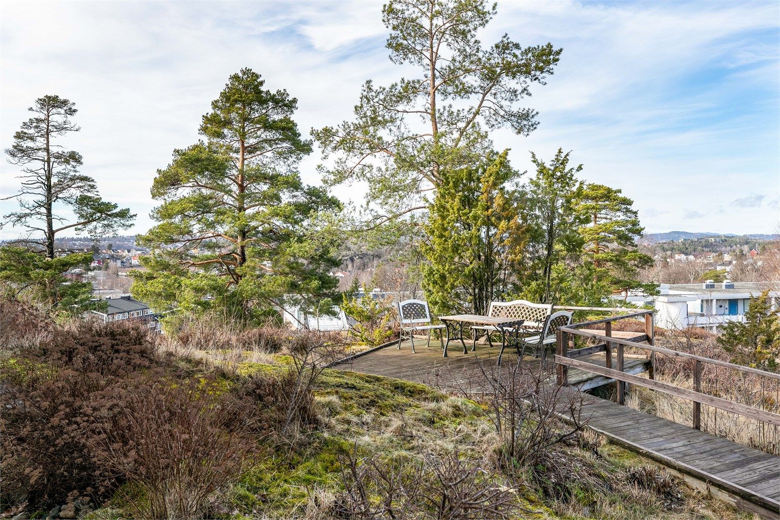 Fin og usjenert utendørs møteplass på fellesarealet.