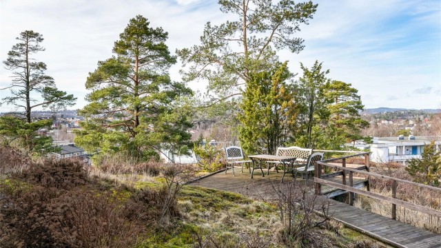 Fin og usjenert utendørs møteplass på fellesarealet.