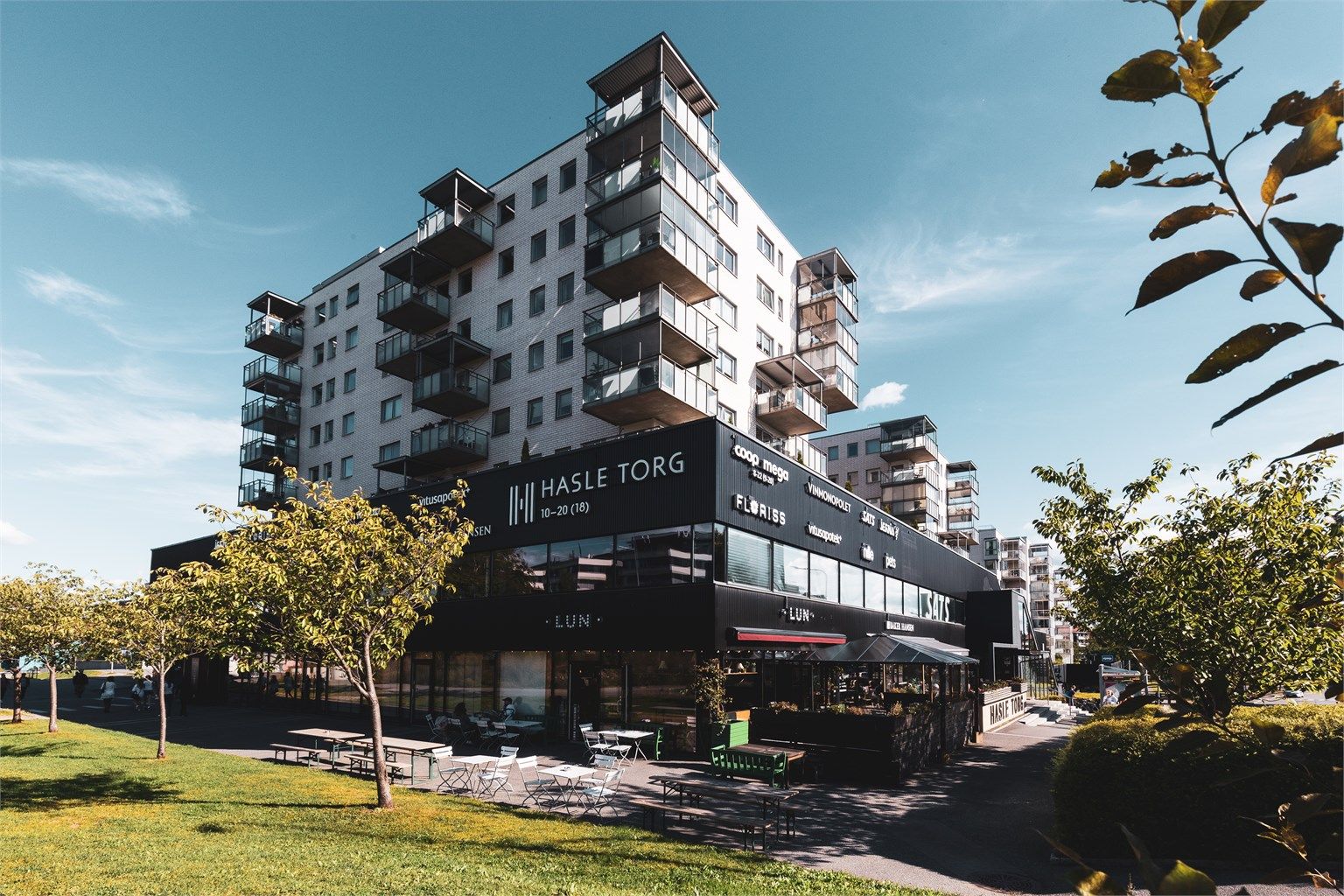 På Hasle Torg som ligger i gangavstand finnes det en rekke servicetilbud og butikker- som Baker Hansen, Jernia, Coop Mega, blomsterbutikken Floriss, SATS treningssenter, Nille, Vitusapotek og Vinmonopolet.