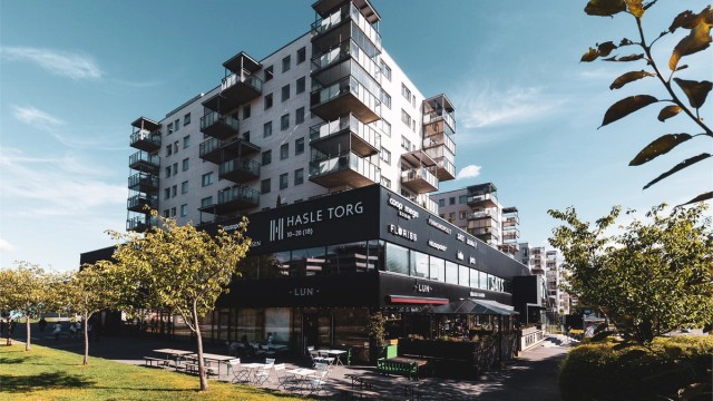 På Hasle Torg som ligger i gangavstand finnes det en rekke servicetilbud og butikker- som Baker Hansen, Jernia, Coop Mega, blomsterbutikken Floriss, SATS treningssenter, Nille, Vitusapotek og Vinmonopolet.