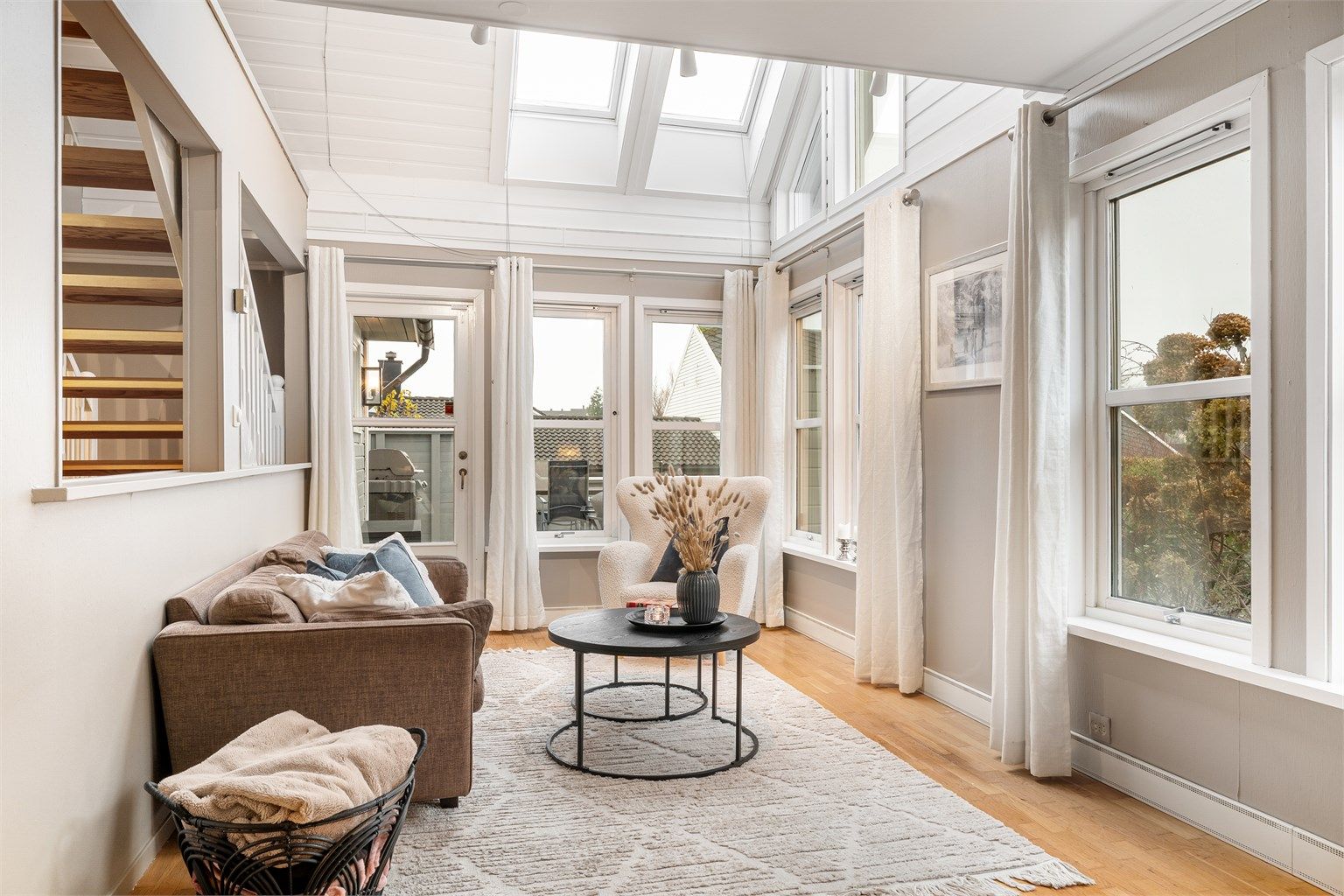 Fra daglistuen har man også hyggelig utsyn mot hagen.