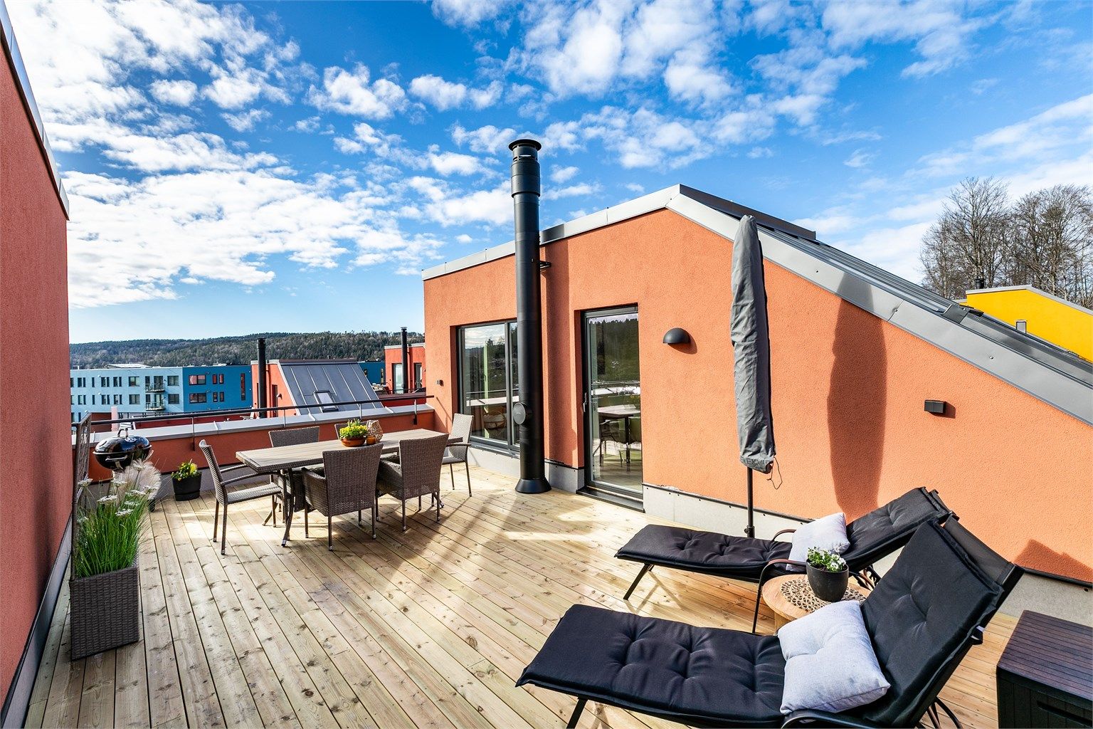 Den luftige takaltanen vil av mange betraktes til å være blant boligens absolutt fremste kvaliteter. Fotograf; Børge Oppegård.