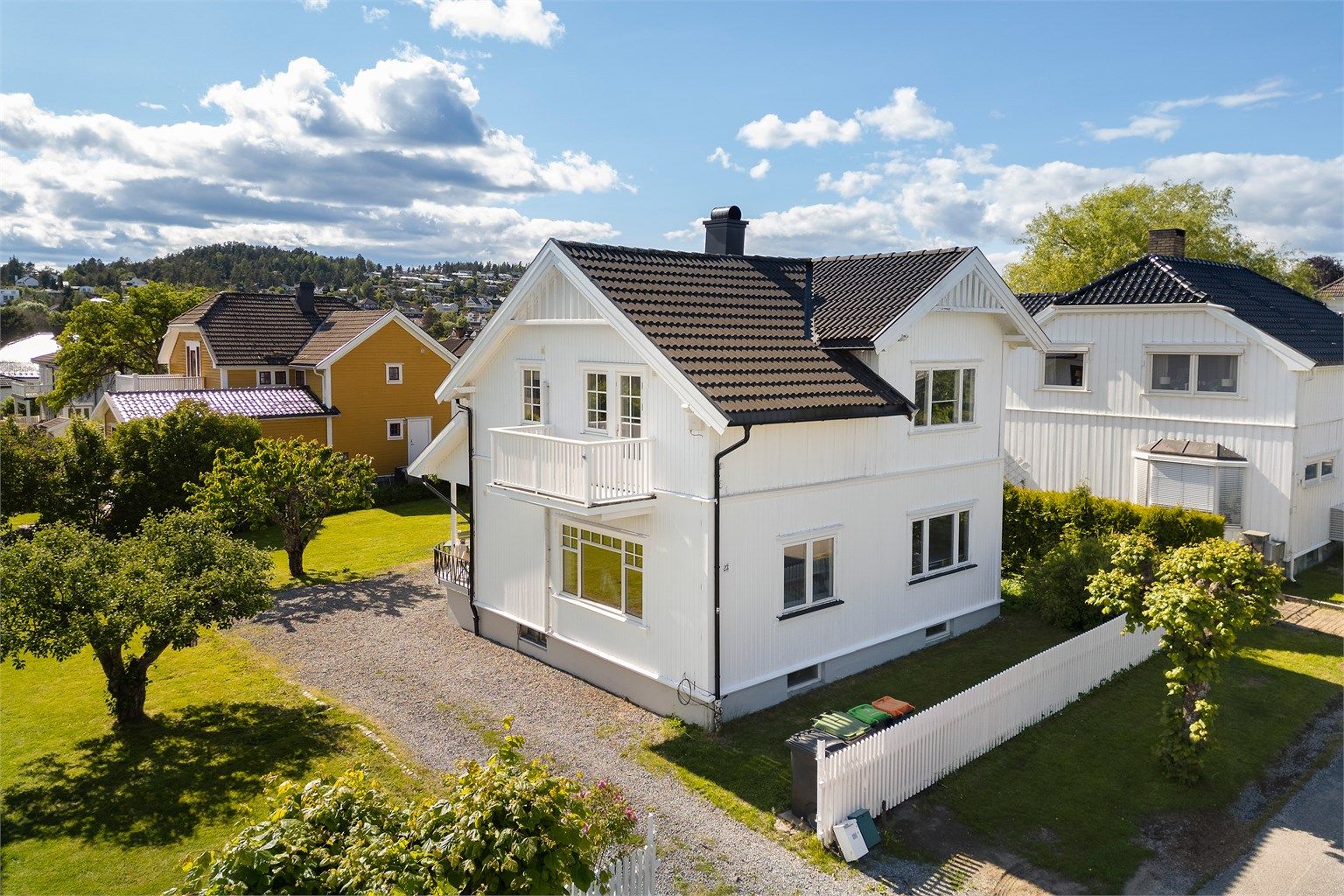 Eiendommen ligger attraktivt til på Søndre Falkum, et rolig og veletablert boligområde med kort gangavstand til Skien sentrum. 