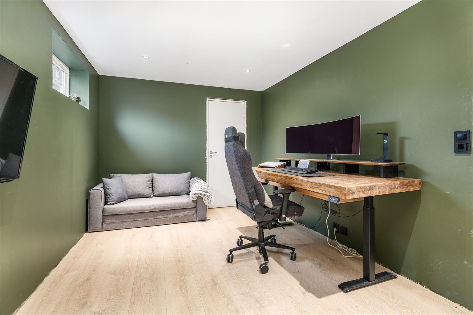 Dette kjellerrommet er byggemeldt som "diverse" og benyttes i dag som kontor. Rommet har gulvvarme og er tilknyttet boligens hoveddel via innvendig trapp fra stuen i første.
