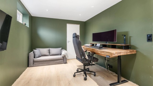 Dette kjellerrommet er byggemeldt som "diverse" og benyttes i dag som kontor. Rommet har gulvvarme og er tilknyttet boligens hoveddel via innvendig trapp fra stuen i første.