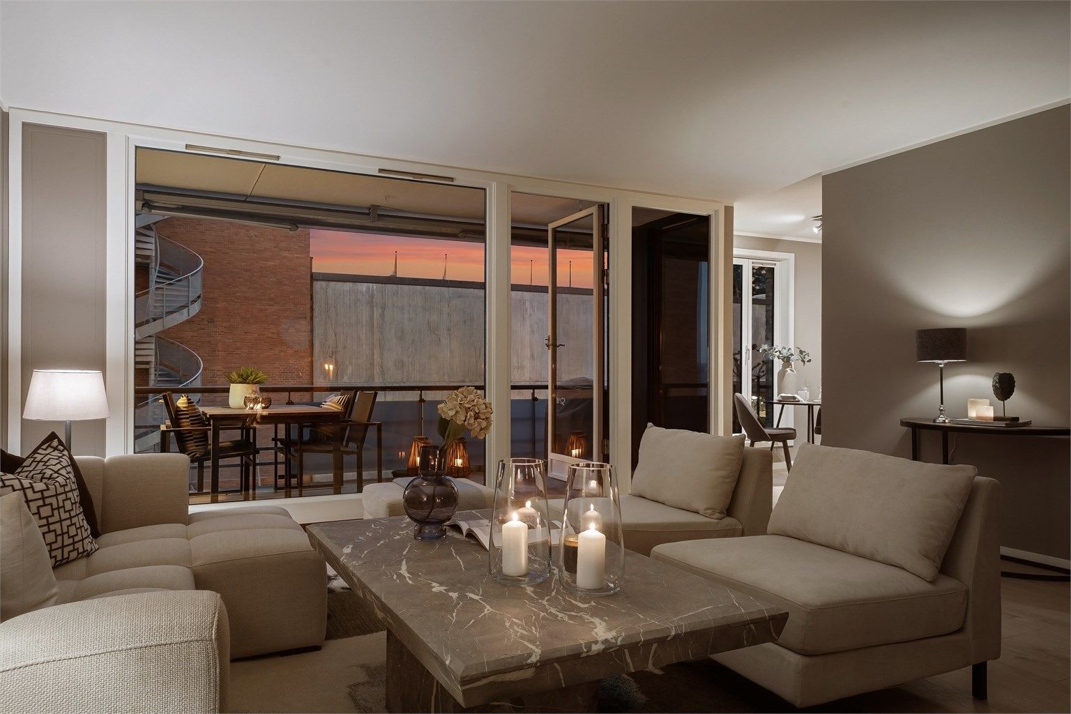 Stuen er et sentralt samlingspunkt med direkte utgang til en sydvendt balkong på 12 m².