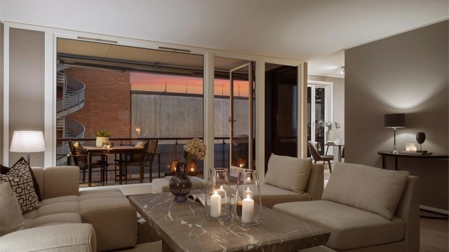 Stuen er et sentralt samlingspunkt med direkte utgang til en sydvendt balkong på 12 m².