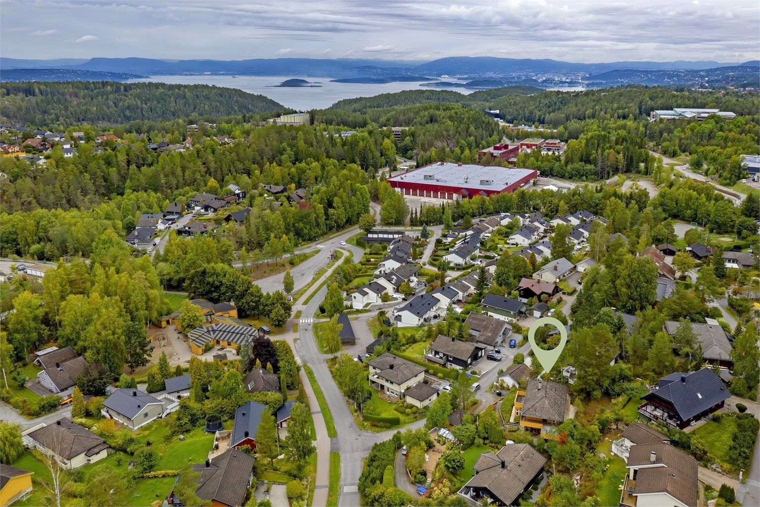 Populært og barnevennlig boområde med flere barnefamilier - kort vei til lekeapparater, m.m. - ca 15 min til Oslo med bil