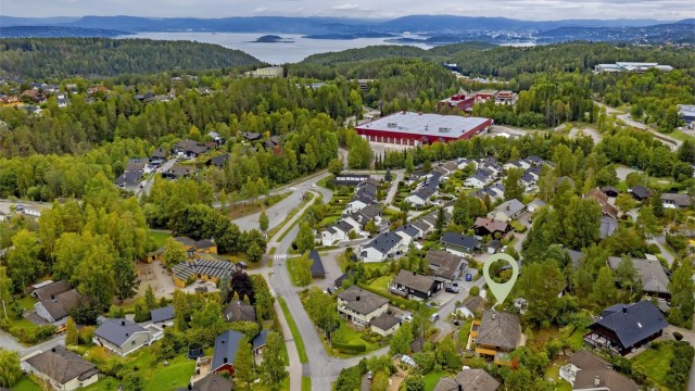 Populært og barnevennlig boområde med flere barnefamilier - kort vei til lekeapparater, m.m. - ca 15 min til Oslo med bil