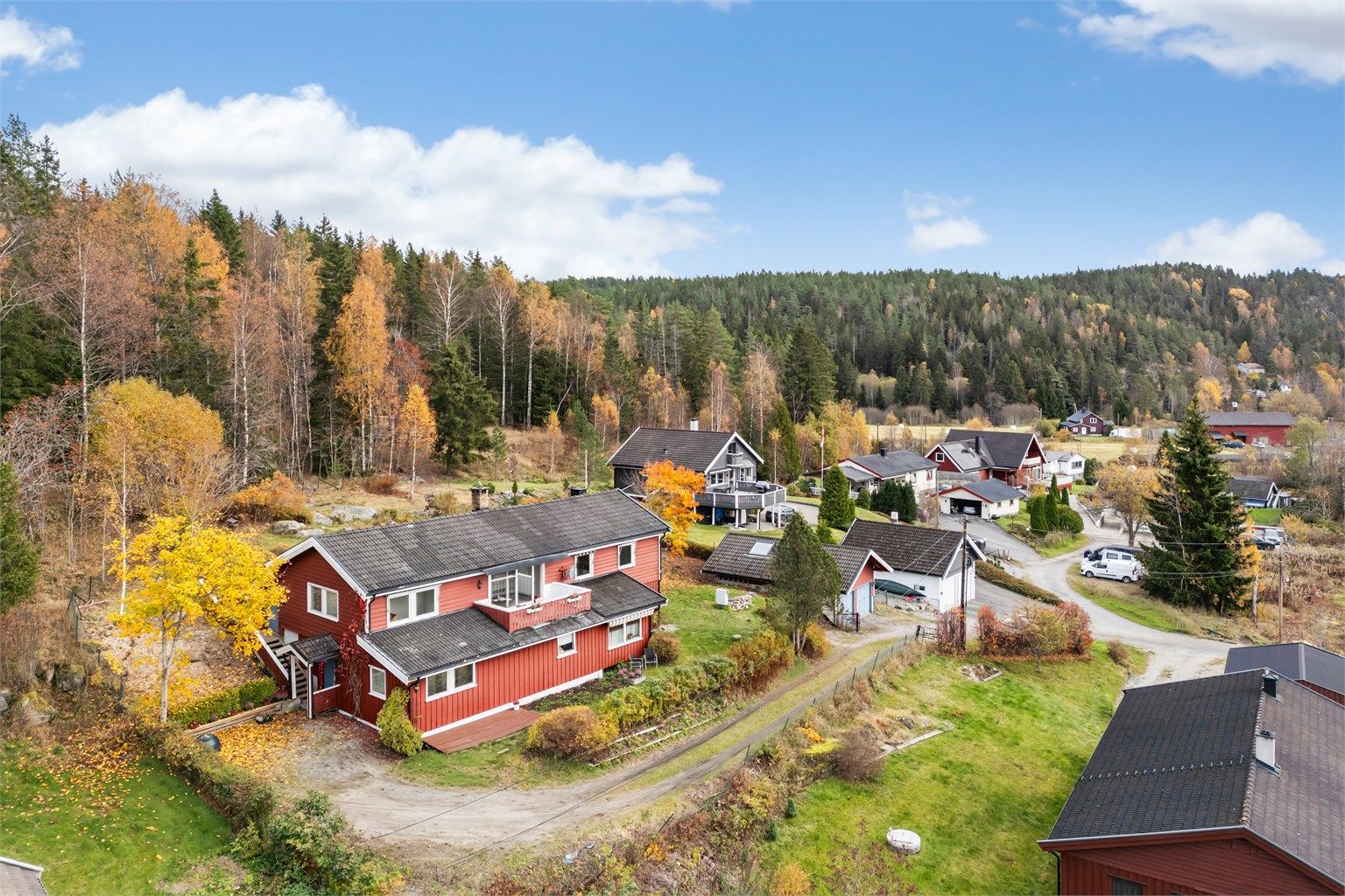 Eiendommen ligger fredelig til i et etablert boligområde omgitt av natur.