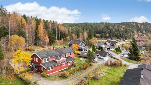 Eiendommen ligger fredelig til i et etablert boligområde omgitt av natur.