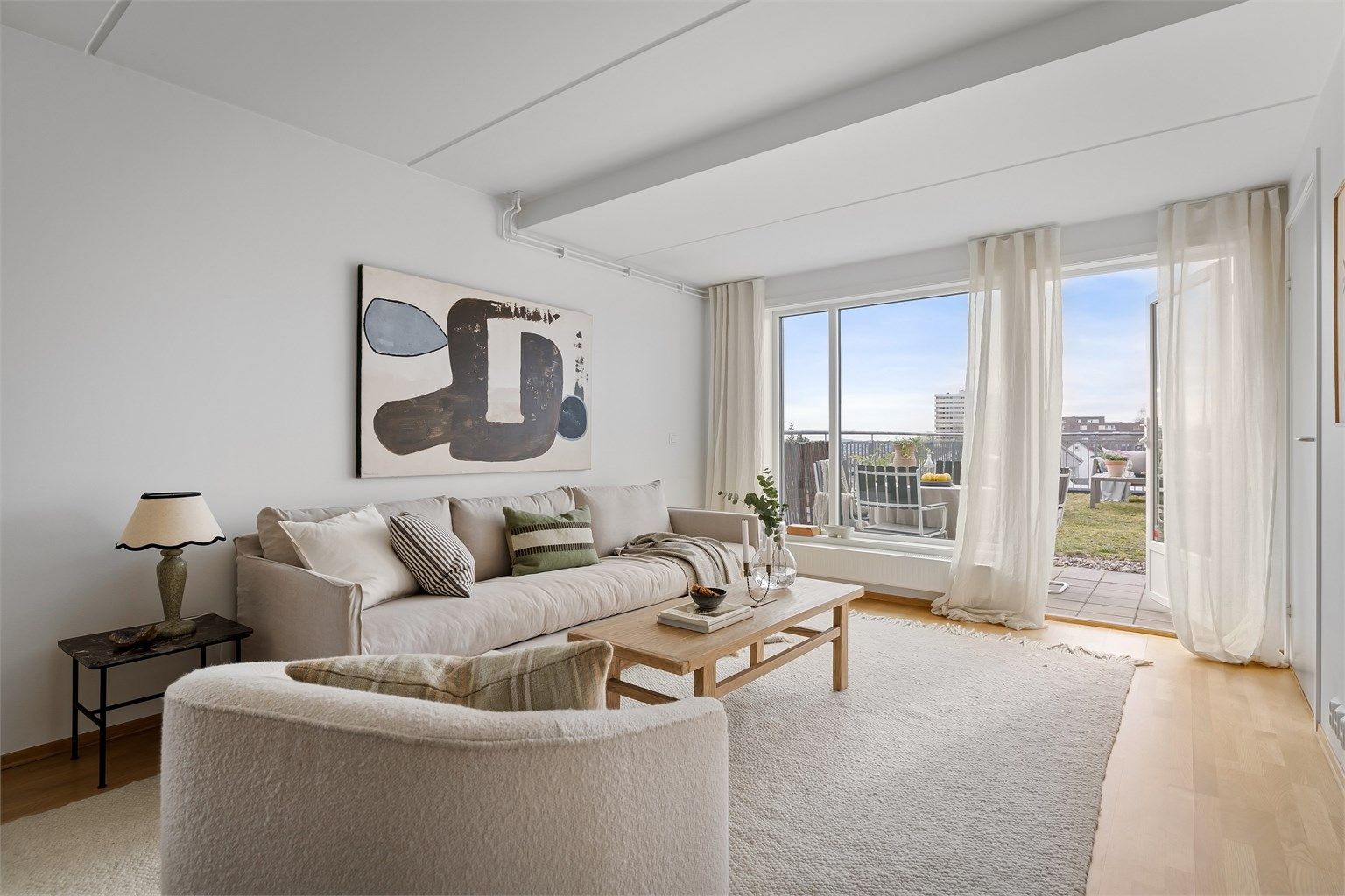 Tiltalende og moderne stue med en lys og luftig romfølelse