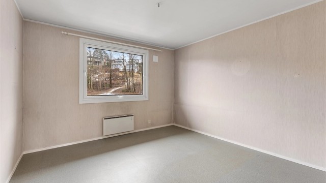 Soverom 2, som du har tilgang fra gang. Romslig størrelse, med plass til dobbeltseng.