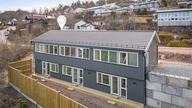 Hver seksjon har vedtektsfestet rett til bruk av en utvendig parkeringsplass på felles tomt.
