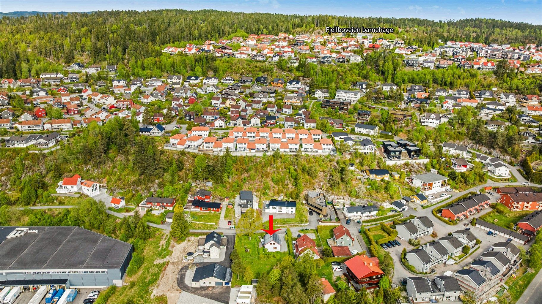 For barnefamilier er det gangavstand til flere barnehager, inkludert Fjellboveien og Sorknes.
