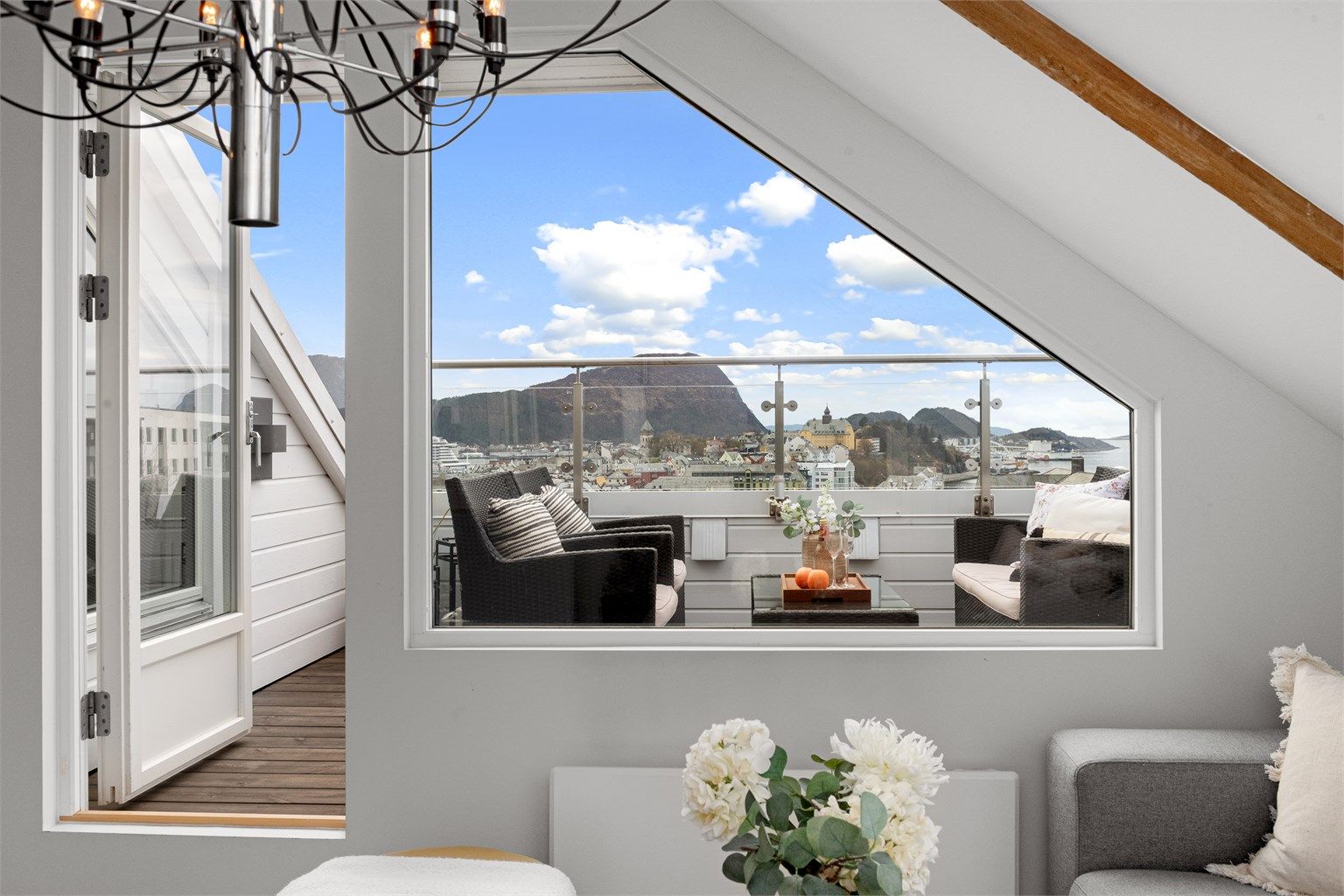 Terrassen har god plass til en sittegruppe og er et perfekt sted for å nyte lange dager utendørs.