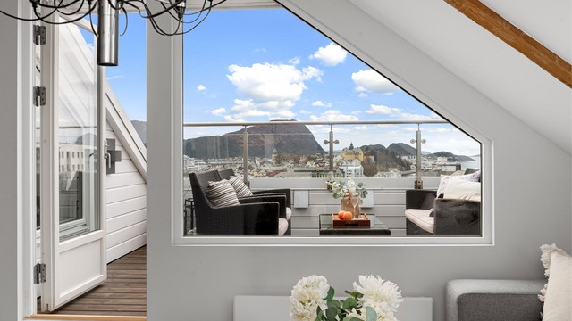 Terrassen har god plass til en sittegruppe og er et perfekt sted for å nyte lange dager utendørs.