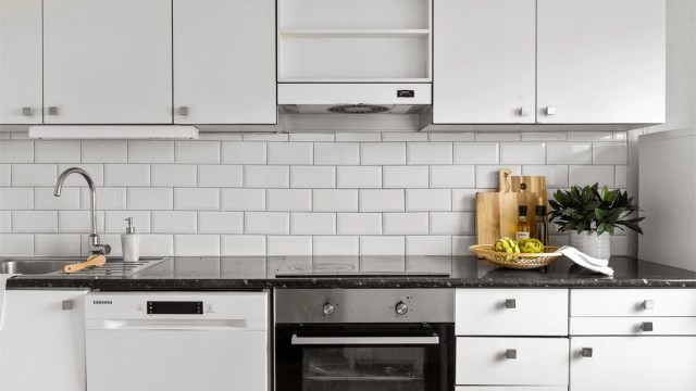 Kjøkkeninnredning i tidløst hvitt og mørk benkeplate.